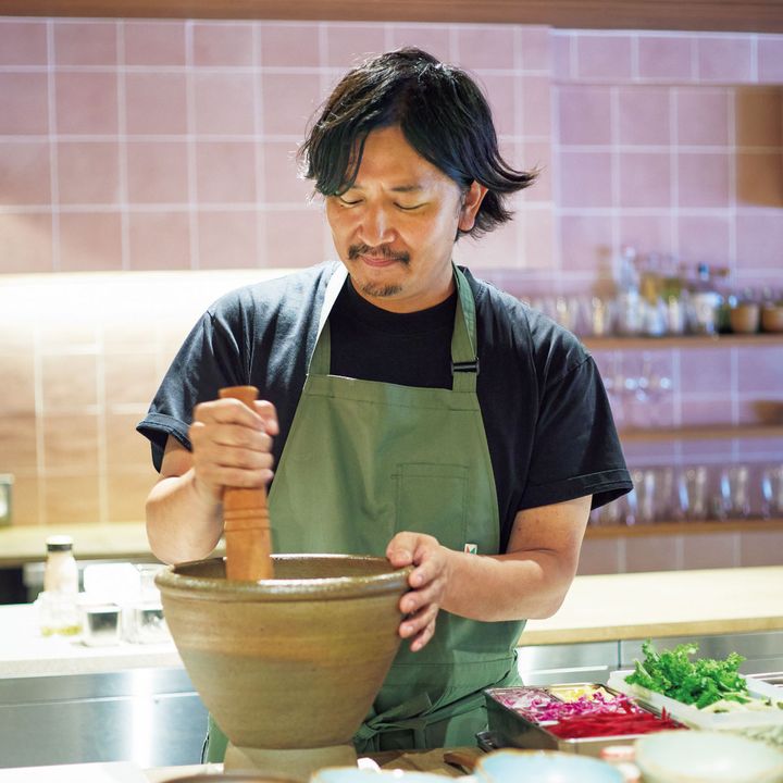ソムタム調理中の内藤千博シェフ