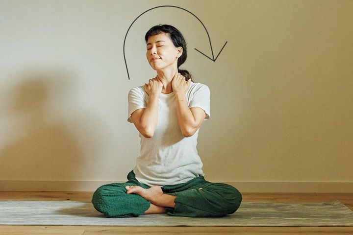 寝る前の夜ヨガポーズ①首をゆっくり大きく回してストレッチ