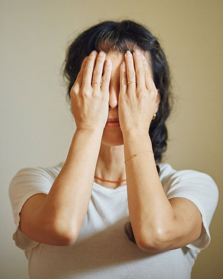 寝る前の夜ヨガとセットで！おすすめ睡眠対策 アロマオイルの香りで目を覆う やり方２