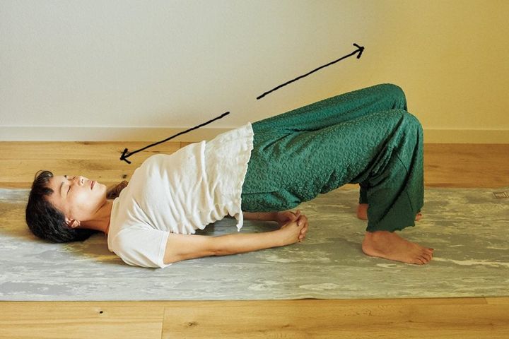 寝る前の夜ヨガポーズ③ハーフブリッジで体を引っ張り合う