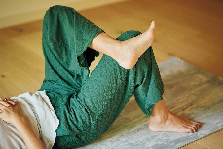 寝る前の夜ヨガポーズ④体を左右に倒して引っ張り合う ポイント