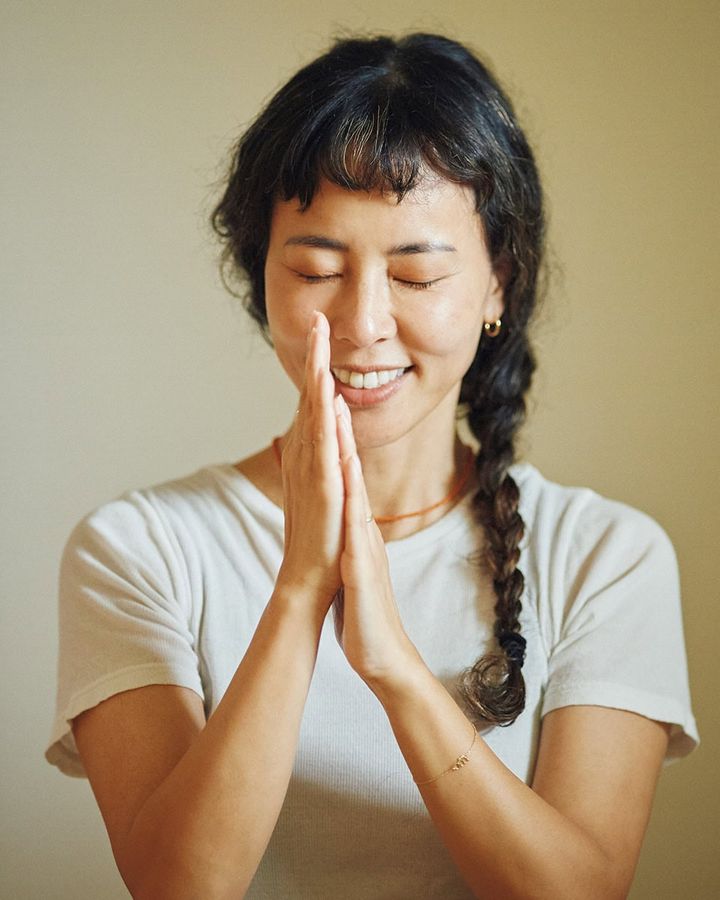 寝る前の夜ヨガとセットで！おすすめ睡眠対策 アロマオイルの香りで目を覆う やり方