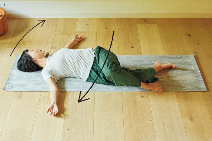 寝る前の夜ヨガポーズ④体を左右に倒して引っ張り合う
