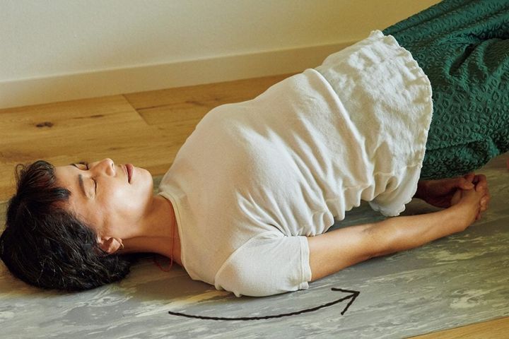 寝る前の夜ヨガポーズ③ハーフブリッジで体を引っ張り合う ポイント