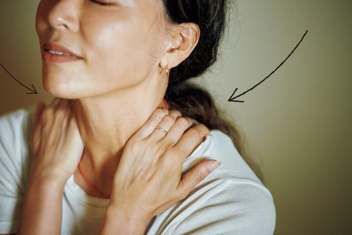 寝る前の夜ヨガポーズ①首をゆっくり大きく回してストレッチ ポイント