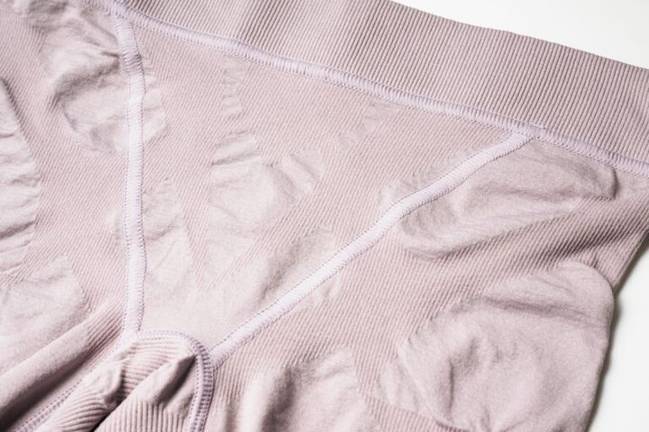 筋肉に沿った生地の凹凸