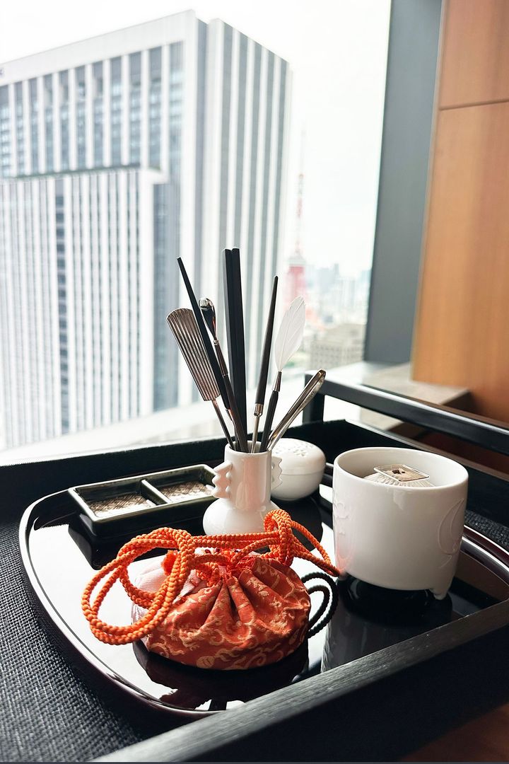 本物の香道の道具や質の高いお香を用意。お香の種類は時期によって変わるが、今回嗅いだ伽羅は、それを嗅ぎにくるためだけに来てもいいと思えるほど素晴らしい香りだった。