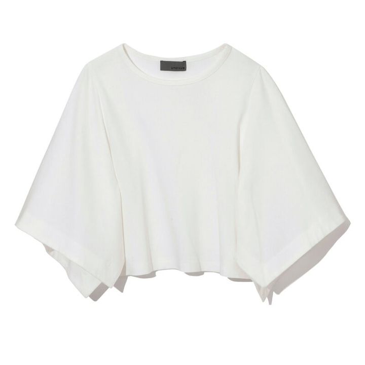 モード感のあるハンカチーフスリーブ。UVカット、接触冷感素材。1万3200円（アンクレイヴ）