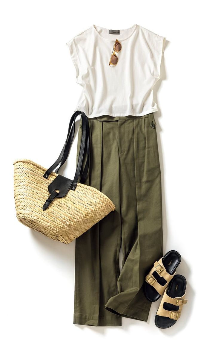 幅のあるウエストベルトでお腹をカバーして、短丈Tの肌見えを防止。Tシャツ8800円（アンクレイヴ） パンツ3万800円（タンジェント）、バッグ1万7600円（ケッシュ ル エッセンシャル／ともにザ エディット ストア） サングラス4万4000円（プロポ／プロポデザイン） サンダル2万5300円（ピモンテ）