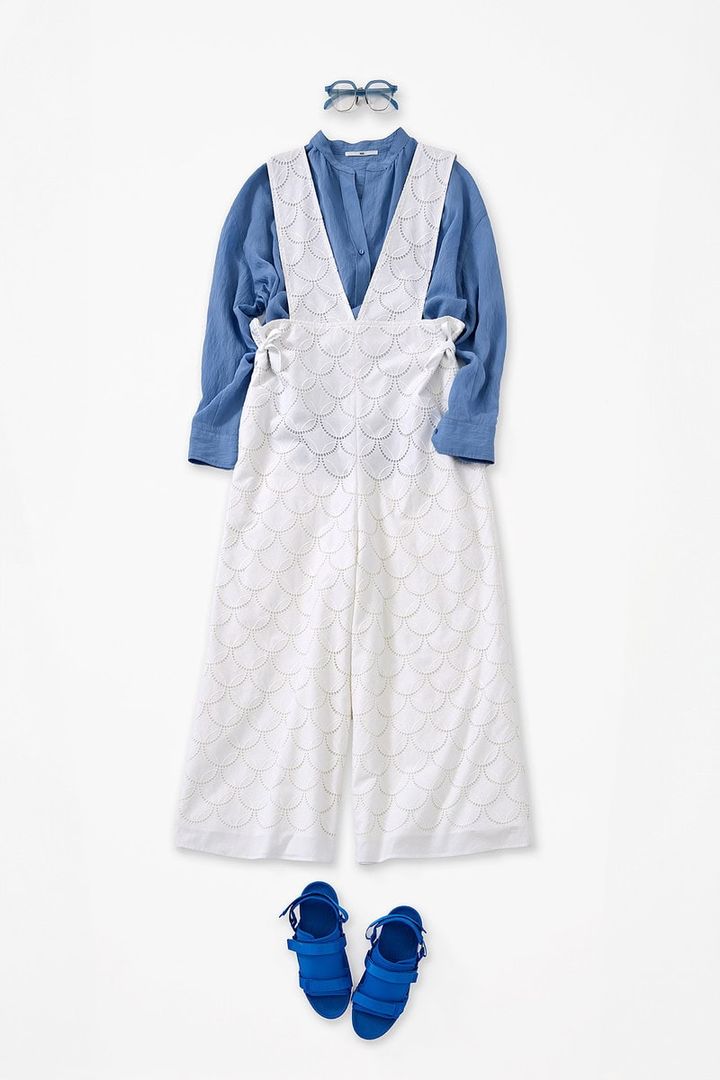 ホワイト×ブルーのさわやかな配色でサンダルでも上品カジュアル