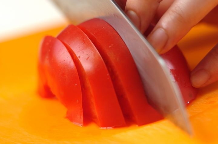 冷やしトマトのパセリドレッシングの下準備1