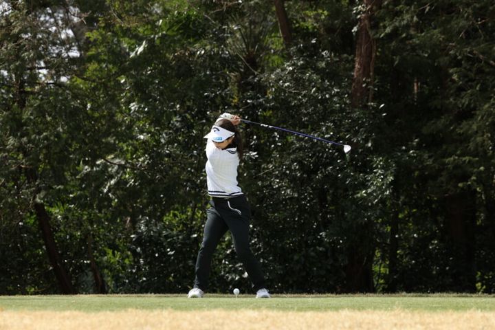 クラブをうまく「走らせて飛ばす」！女子プロのスイングを解説