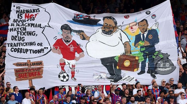 「外国人差別的」日本代表MF所属チームのサポーターが掲げたバナーが問題視される