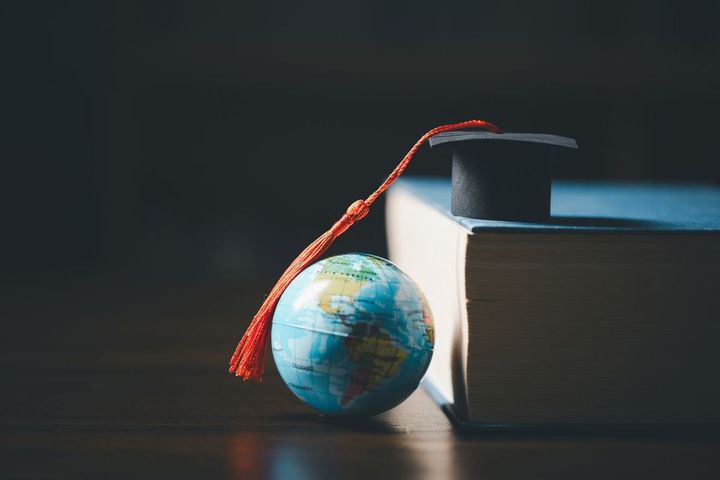 海外留学で卒業を迎えるイメージ画像