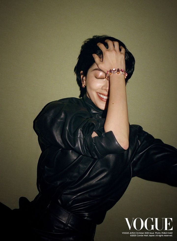 コントラストで描く、凛とした女性像 <br /> 古代ローマの建築様式であるパンテオンやポルトゥヌスの神殿などの、象徴的な建造物を飾る三角形のティンパヌム（破風）からインスパイアされたブレスレット。ローマの不朽の文化を讃え、トルマリンやマンダリンガーネット、アメジストなどの淡いピンクからオレンジの細やかなグラデーションの配色で“多様性の中の統一”を表現。マニッシュなオールブラックのエルメスのシャツとパンツには、フェミニンさをプラスするジュエリーを細部にちりばめて、自立した大人の女性を印象づけて。<br /> イヤリング PG×マンダリンガーネット×ルベライト×ダイヤモンド 「ポリクロマ」ブレスレット PG×トルマリン×マンダリンガーネット×アメジスト×ダイヤモンド／ともにBVLGARI（ブルガリ・ジャパン） シャツ ￥1,716,000 パンツ ￥1,771,000（参考価格）／ともにHERMÈS（エルメスジャポン）