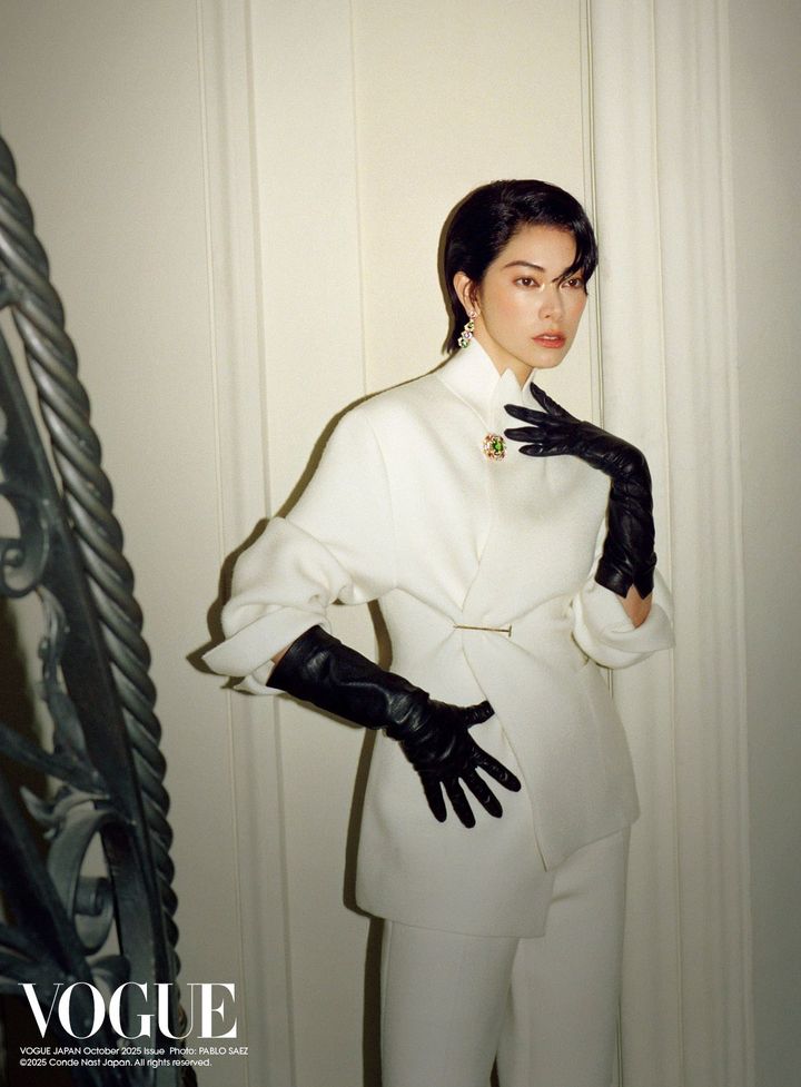 エレガンスの祝福<br /> 淑女の嗜みを象徴するトム フォードのブラックのグローブとホワイトのブレザー。愛、美、そして人生のつかの間の喜びという古代のテーマを表現した、戯れる愛の天使のフレスコ画があるポンペイのキューピッドの家からインスパイアされた、輝くブローチとイヤリングで彩りを添えて、静かに輝くエレガンスを纏って。<br /> 「ポリクロマ」イヤリング PG×ペリドット×マラヤガーネット×ダイヤモンド 「ポリクロマ」ブローチ PG×ペリドット×ルベライト×ダイヤモンド／ともにBVLGARI（ブルガリ・ジャパン） ブレザー ￥900,900 パンツ ￥852,500 グローブ ￥179,300 ピンブローチ ￥99,000／すべてTOM FORD（トム フォード ジャパン）