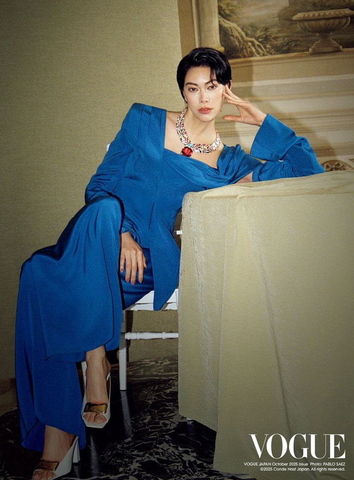 紡ぐ伝統、至高のエターナルピース<br /> 祖母であるデザイナーの森英恵が手がけた、2000年春夏シーズンのオートクチュールコレクションのパンツスーツを身に纏う、森星。視線を釘付けにする艶やかなブルーのドレスに調和するのは、ジェリコにある18世紀に作られた「生命の樹」のモザイク画から着想した、喜びにあふれ優雅な調和を奏でる「Bvlgari Celestial Mosaic（ブルガリ セレスティアル モザイク／天国のモザイクの意）」ネックレス。センターストーンの131.21カラットのタジキスタン産スピネルは、世界第4位の大きさと世界第1位の品質を誇る。職人の最高峰の技術を凝縮した、ムガル絵画からも影響を受けた200近くものパーツを組み合わせたピースは首もとにすっとなじみ、まるで天国にいるかのような壮麗な輝きを放ち続ける。<br /> 「ポリクロマ」ネックレス PG×オニキス×スピネル×パライバトルマリン×アクアマリン×ルベライト×ピンクトルマリン×グリーントルマリン×トパーズ×エメラルド×ダイヤモンド／BVLGARI（ブルガリ・ジャパン） ジャケット パンツ／ともにHANAE MORIHAUTE COUTURE（MNインターファッション） シューズ／GIUSEPPE ZANOTTI（www.giuseppezanotti.com）