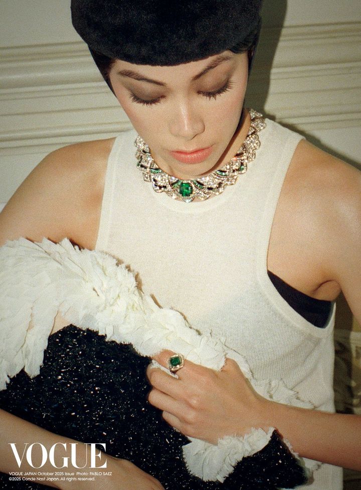 古代バシリカの複雑な床モザイクからインスピレーションを得たネックレスとリング。ブルガリのヘリテージと現代的な視点への賛美を込めたジュエリーに、トーガのクリーンなホワイトのトップが呼応し、全方位気品のあるスタイルに昇華。<br /> 「ポリクロマ」ネックレス YG×オニキス×エメラルド×ダイヤモンド 「ポリクロマ」リング YG×オニキス×エメラルド×ダイヤモンド／ともにBVLGARI（ブルガリ・ジャパン） トップ ￥26,400 中に着たブラトップ ￥11,000 スカート ￥103,400 ハット ￥39,600／すべてTOGA（トーガ 原宿店）