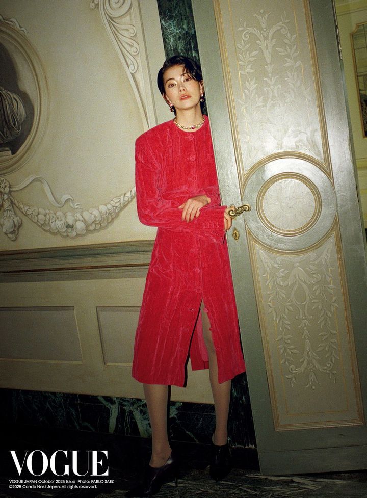 息を呑む、耽美な色石<br /> 古代ギリシャの床に見られる幾何学的なモザイク模様の魅力を凝縮したチョーカー。視線を奪うレッドのドレスに、ピンクスピネルの輝きを携えたチョーカーと大粒のストーンが美しいイヤリングを合わせれば、女性らしい優しさと気高さが内側からあふれ出す。<br /> イヤリング PG×ルベライト×ピンクトルマリン×エメラルド×ダイヤモンド 「ポリクロマ」ネックレス PG×オニキス×ターコイズ×ピンクスピネル×エメラルド×ダイヤモンド／ともにBVLGARI（ブルガリ・ジャパン） ドレス ストッキング ともに参考商品／ともにTORY BURCH（トリー バーチ ジャパン） シューズ 参考商品／HERMÈS（エルメスジャポン）