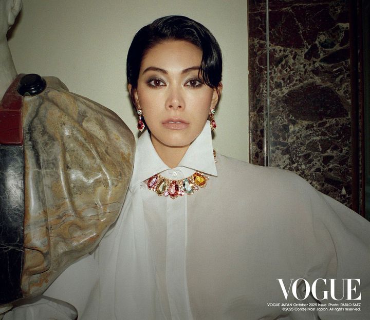 心躍る緻密なカラーパレット<br /> 雨上がりの虹のように、晴れやかな気持ちをもたらすパステルカラーのストーンが連なるネックレス。ボリューミーなストーンを用いながらも、その色石の透明度の高さゆえに、軽やかな印象さえ持ち合わせる。イタリア、ラヴェンナのサン・ヴィターレ大聖堂にあるビザンチンモザイクに表現された、うねるような曲線からインスピレーションを得た波模様が特徴のイヤリングも合わせて。纏う人それぞれの個性をいかようにも描くことのできるキャンバスのように、ホワイトの軽やかななジバンシィのドレスが、よりトランスペアレントなイメージを後押しする。<br /> 「ポリクロマ」ネックレス PG×マザーオブパール×モルガナイト×シトリンクォーツ×グリーンクォーツ×アクアマリン×アメジスト×クンツァイト×ダイヤモンド 「ポリクロマ」イヤリング PG×ターコイズ×ピンクインペリアルトパーズ×ダイヤモンド／ともにBVLGARI（ブルガリ・ジャパン） ドレス ￥660,000／GIVENCHY BY SARAH BURTON（ジバンシィ ジャパン）