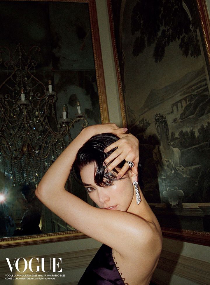 艶やかに酔いしれて<br /> 1980年代の象徴的なブルガリのデザインにインスパイアされた、すっきりとしたデザインが印象的なイヤリングとリング。オニキスとダイヤモンドのモノトーンカラーが夜のパーティーシーンでも存在感を示す。デコルテラインを美しく魅せるドリス ヴァン ノッテンのドレスが、いっそうセンシュアリティを醸し出し、妖艶なムードを演出する。<br /> 「ポリクロマ」イヤリング PT×オニキス×ダイヤモンド 「ポリクロマ」リング PT×オニキス×ダイヤモンド／ともにBVLGARI（ブルガリ・ジャパン） ドレス ￥378,400／DRIES VAN NOTEN（ドリス ヴァン ノッテン）