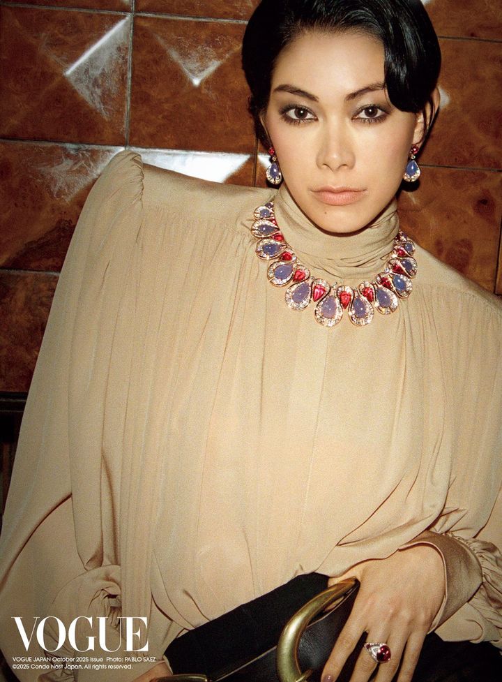 ダイナミックに、壮麗に <br /> カルセドニーの優美なブルーのセレスティンカラーと、鮮烈なレッドを呈するルベライトがうねるようにレイヤーされた豪華絢爛なネックレス。相対するカラーが調和することで、異なる世界が融合する際に生み出される、活気に満ちた発想と新たな美のパッションが華麗に映し出される。クロエの空気をはらむトップと存在感のあるバックルが印象的なベルトに、同ラインの大ぶりのイヤリングとリングを合わせて、大人の色香をたっぷりと漂わせて。<br /> 「ポリクロマ」ネックレス PG×カルセドニー×ルベライト×ダイヤモンド 「ポリクロマ」イヤリング PG×カルセドニー×ルベライト×ダイヤモンド 「ポリクロマ」リング PG×ルベライト×ダイヤモンド／すべてBVLGARI（ブルガリ・ジャパン） トップ ￥350,900（参考価格） スカート ￥394,900 ベルト ￥172,700／すべてCHLOÉ（クロエ カスタマーリレーションズ）