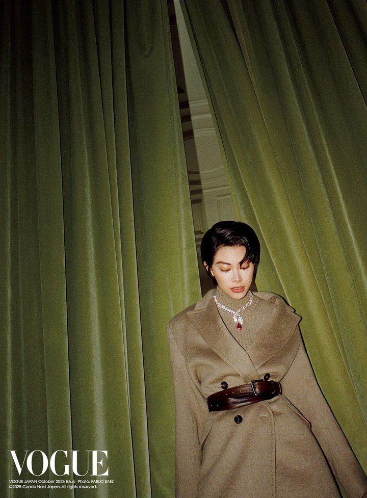 華麗なるデュオ <br /> 「ポリクロマ」の多岐にわたる魅力をいっそう引き立てるのが、ブルガリのアイコンのひとつである神話の中に登場する蛇。その蛇をモチーフにしたネックレスは、2色のゴールドを使用し、華やぎをもたらすピンクサファイアと“永遠なるメタモーフォシスの象徴”である蛇のしなやかな曲線美が、マックスマーラのワントーンコーデとマッチし、守護神のようにそっと首もとに寄り添う。<br /> 「ポリクロマ」ネックレス PG×WG×ピンクサファイア×ルビー×サファイア×ダイヤモンド／BVLGARI（ブルガリ・ジャパン） コート ボディスーツ ともに参考商品 ベルト ￥79,200／すべてMAX MARA（マックスマーラ ジャパン）