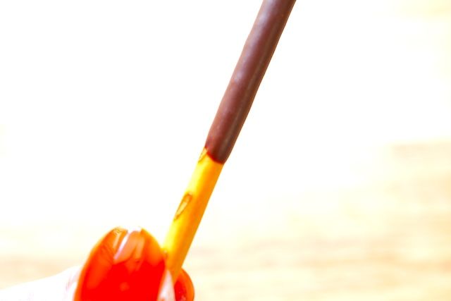 【新旧食べ比べ】ポッキーが10年ぶりにリニューアル！どこが変わった？おいしさを深掘りしてみた ポッキー 持つところ