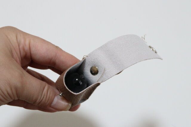 セリアのリップが入るカラビナ付きリップケース