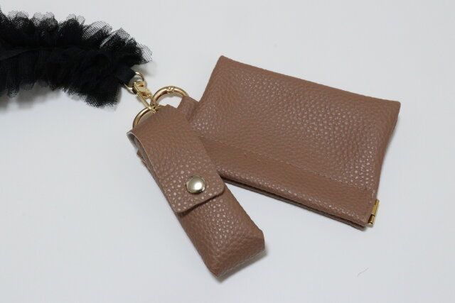 セリアのカラビナ付きリップケースとカラビナ付きワンタッチポーチえおカバンに付ける