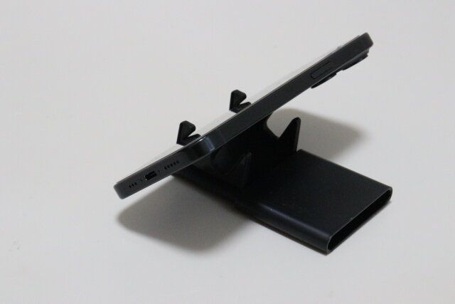 ダイソーのスマホを立てかけられるスマホスタンド付ミラー