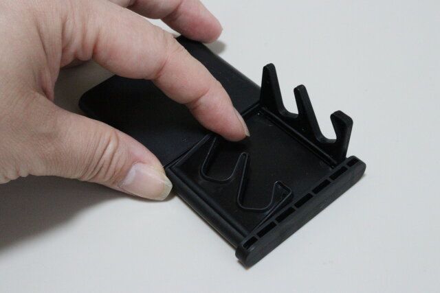 ダイソーのプチプラスマホスタンド付ミラー