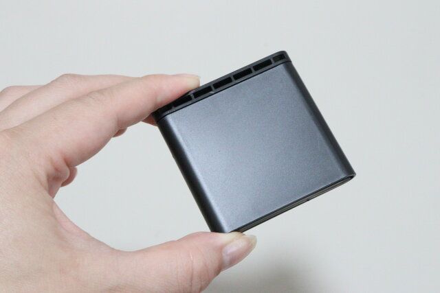 ダイソーのコンパクトなスマホスタンド付ミラー