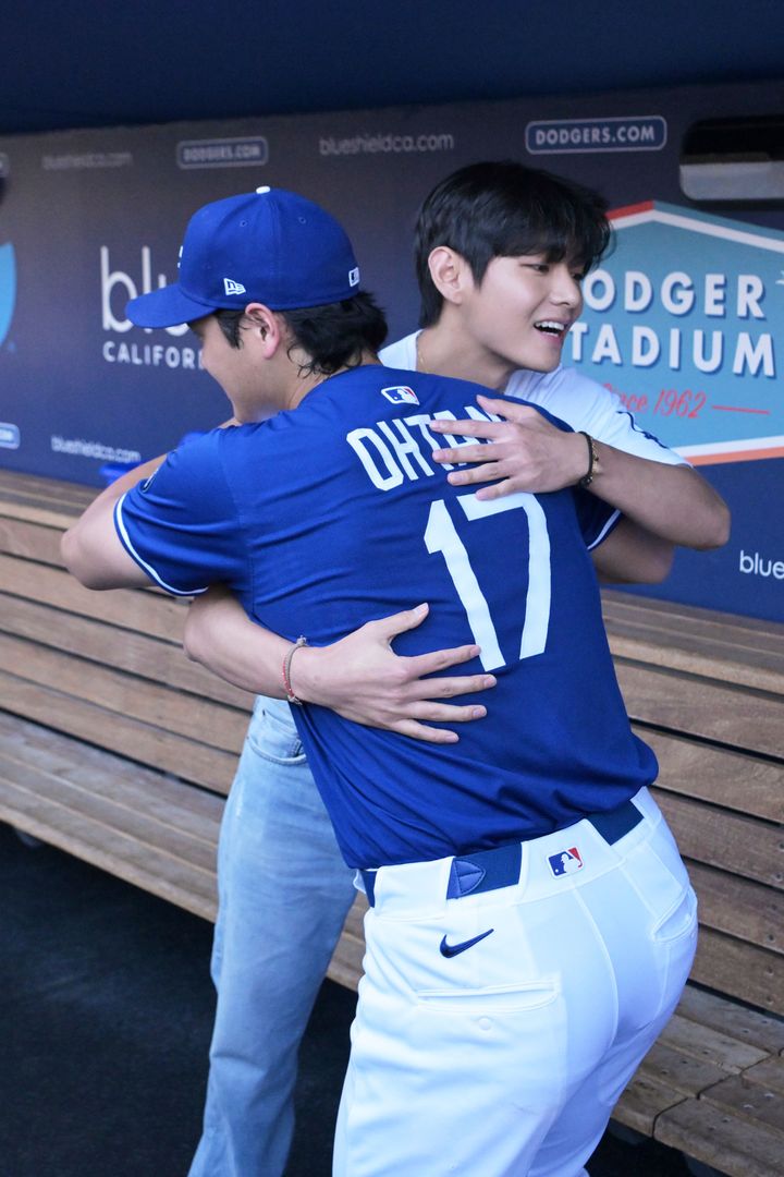 BTS V ドジャース記念　ユニフォーム BTS V、ドジャースの始球式前に大谷翔平と対面 | TRILL【トリル】