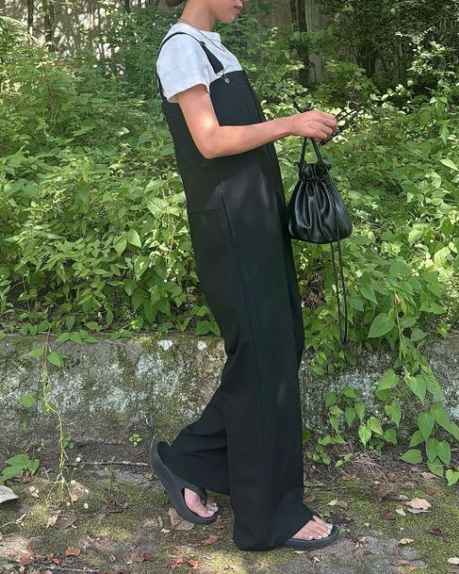 黒のタックサロペットパンツQを着たコーデ