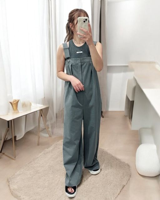 グレーのタックサロペットパンツQを着たコーデ