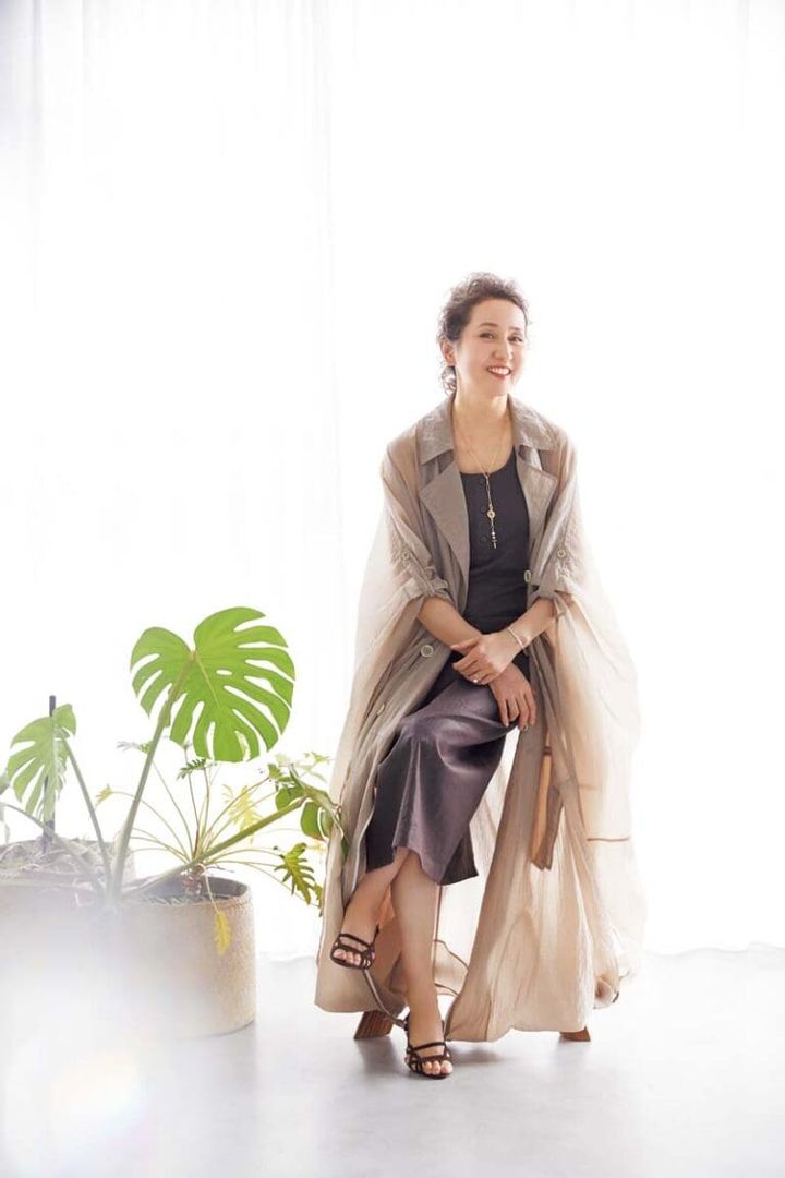 コート¥174,900、スカート￥80,300／ ともにダウェイ（メゾン・ディセット）、トップス¥30,800／ヴィンス（コロネット）、イヤーカフ（片耳）¥82,500、バングル¥105,600、リング¥187,000、ネックレス¥1,574,100／すべてヒロタカ（ヒロタカ 表参道ヒルズ）、シューズ¥86,900／ネブローニ