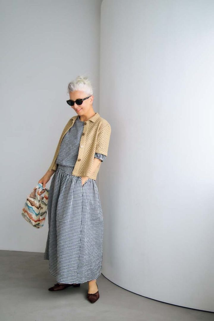 カーディガン¥24,200／ハリス（金万）、ブラウス¥2,990、スカート¥3,990／ともにユニクロ、バッグ¥30,800／カステラーノ、サングラス¥27,500／ブリース（ともにフラッパーズ）、靴¥59,400／ネブローニ