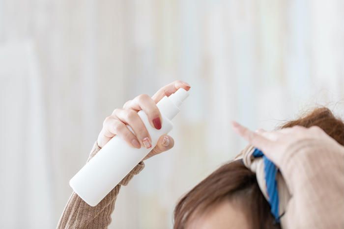 髪の毛にスプレーをかける