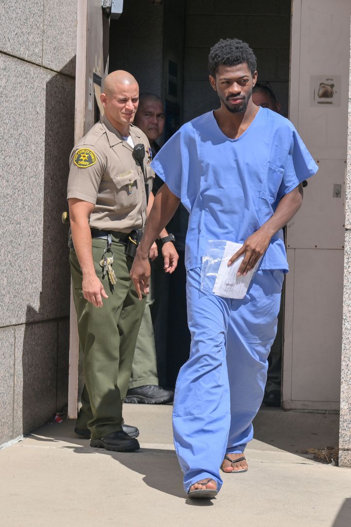 ロサンゼルス北部にあるバンナイズの刑務所から釈放されたリル・ナズ・X。