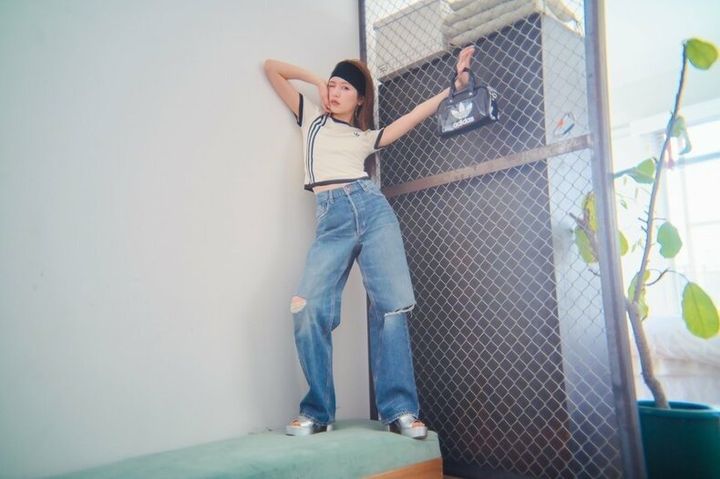 2025年トレンドデニム「ストレート」｜スポーティやバレエコア仕上げが今っぽい