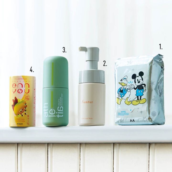 1.「“夏以外使用禁止”と思うほど、私史上、極寒シート」。ハッピーデオ ボディシート 超極冷 フローズンリリー 36枚 オープン価格（マンダム） 2.膣の常在菌をサポートする乳酸菌を配合。「これを使用してから下着の蒸れによる不快感なし」。フェムチャー マイルドフォームウォッシュ 100mL 3960円（アンファー） 3.「ミストがすぐにオイルゲル化し、爽快な気分に」。リフレッシングデオドラントミスト〈医薬部外品〉 100mL 3850円（アスレティア） 4.和漢エキス×ライスミルク。「急いでいる朝は、これで体を整えます」。enn you巡 レモネード味 125g 378円（クラシエ）