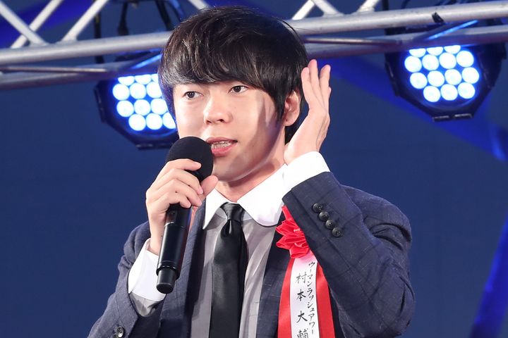 お笑いコンビ「ウーマンラッシュアワー」の村本大輔さん（2017年7月14日、時事通信フォト）