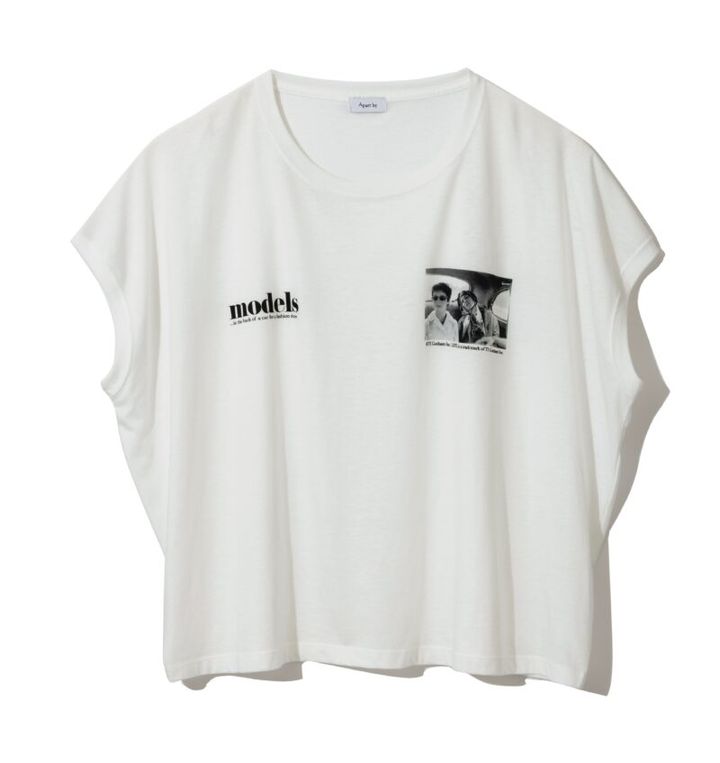 丸みのあるフレンチスリーブ。薄手の生地感は、インナーとしても重宝するはず。7480円（アパートバイ／アダストリア）