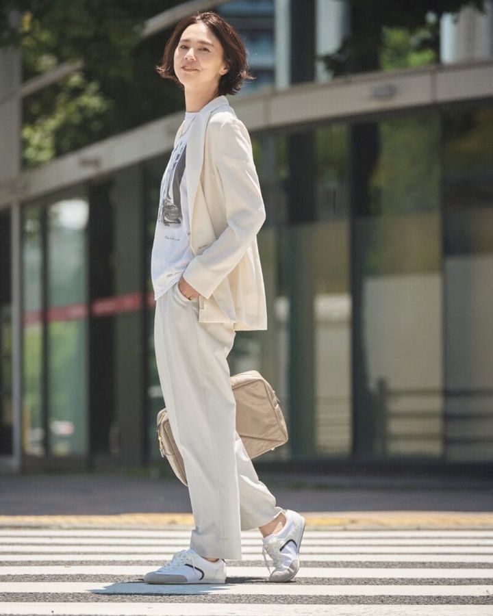 ジャケット1万9910円（インディヴィ／ワールド プレスインフォメーション） Tシャツ1万5400円（クチュール ド アダム／ホワイトオフィス） パンツ1万3090円（WHITE／スーツスクエア TOKYO GINZA店） ネックレス2万2000円（メラキ／プルミエ アロンディスモン） バッグ4万4000円（クリスチャン ヴィラ／ピモンテ） スニーカー2990円（ジーユー）