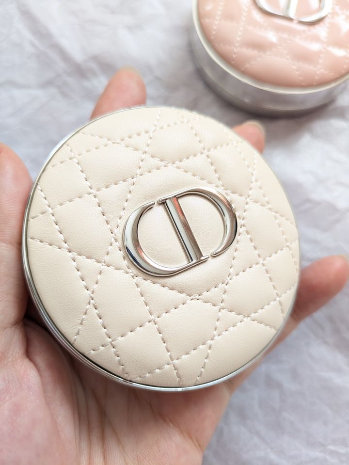 Dior 新作 フェイスパウダー 新作フェイスパウダー【Dior（ディオール）】秋のベースメイクは
