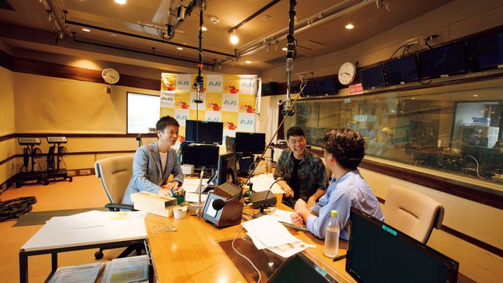 生放送中のスタジオの様子