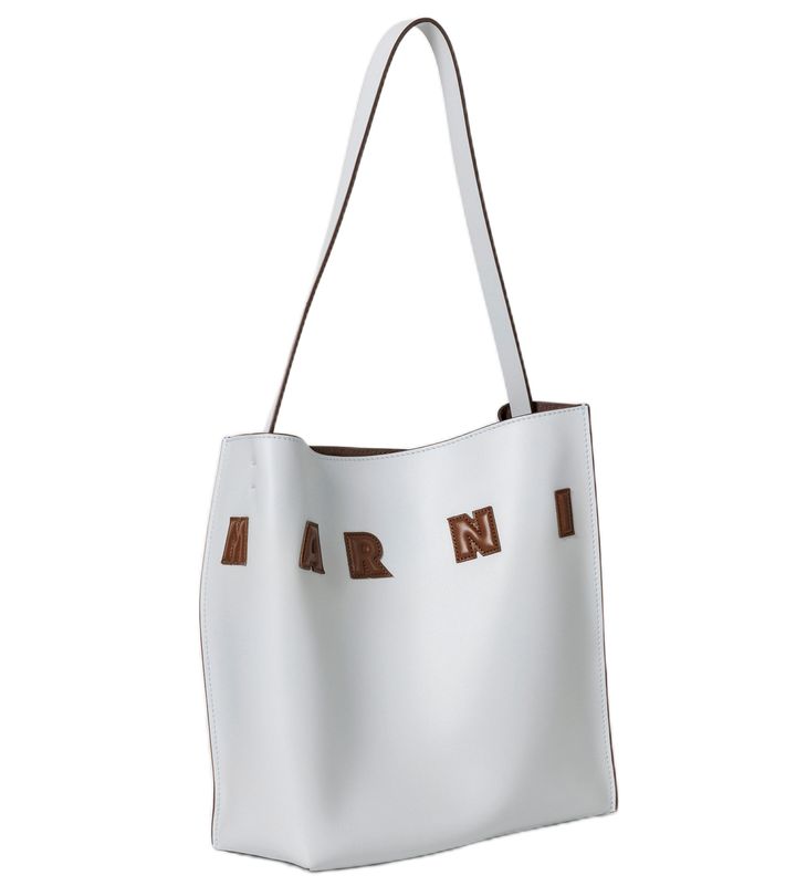 玉城ティナのバッグの中身