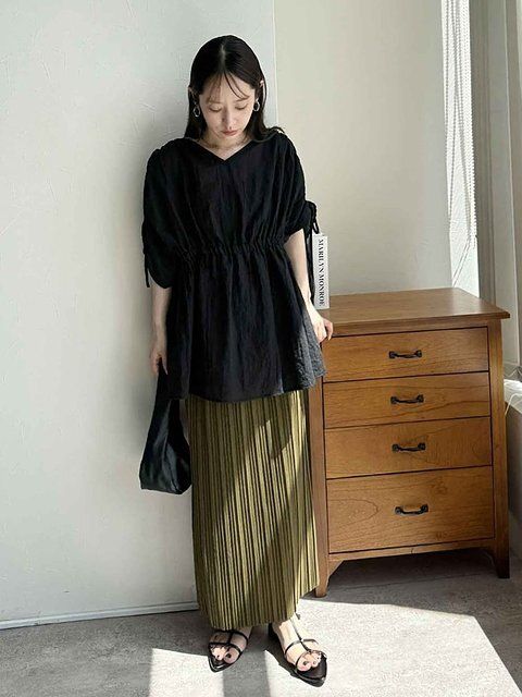 黒ブラウスコーデ5