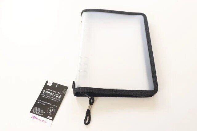 ダイソー 6リングファイル（A5、ジッパー付、ブラック） パッケージ